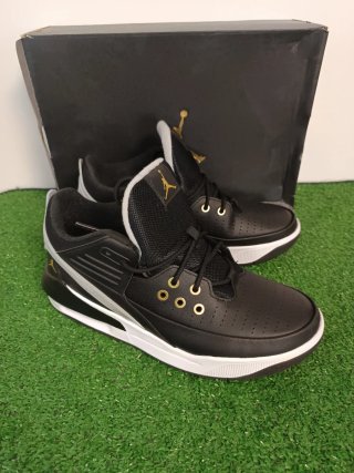 Zapatillas Jordan Max Aura 5 Negras y Doradas