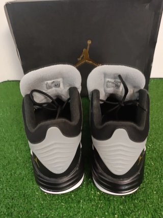 Zapatillas Jordan Max Aura 5 Negras y Doradas