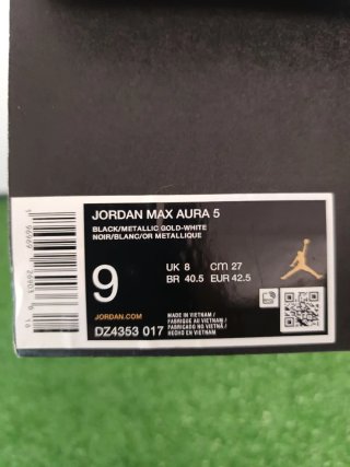 Zapatillas Jordan Max Aura 5 Negras y Doradas