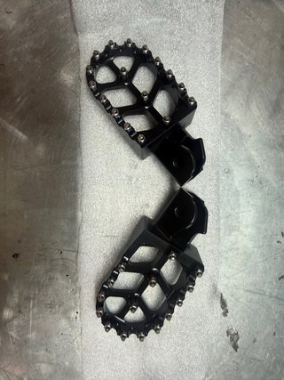ESTRIBERA MOTO ALUMINIO