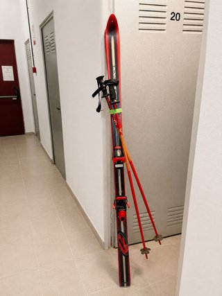 Esquís Rossignol con fijaciones y bastones