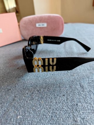 Occhiali da sole Miu Miu neri e oro