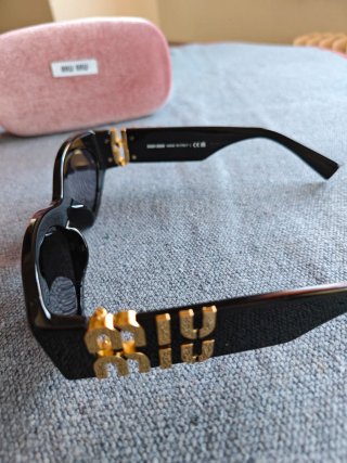 Occhiali da sole Miu Miu neri e oro
