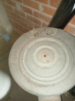 Estufa de leña antigua de metal