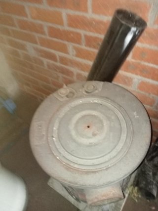 Estufa de leña antigua de metal