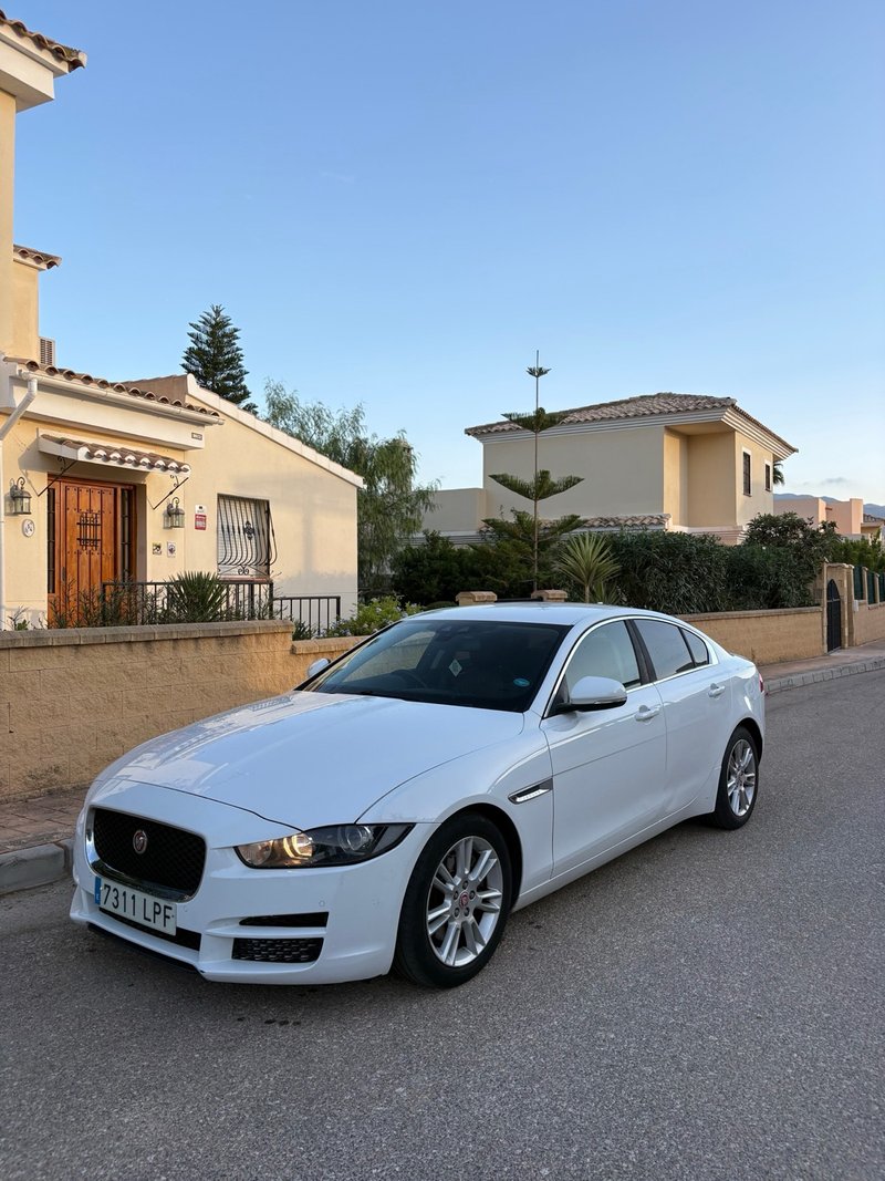 Jaguar XE 2017 - foto 1