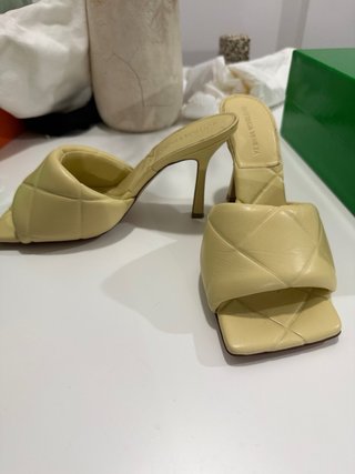 Sandalias Bottega Veneta Beige/Amarillo T.39