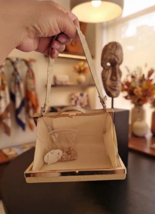 Bolso de mano dorado brillante