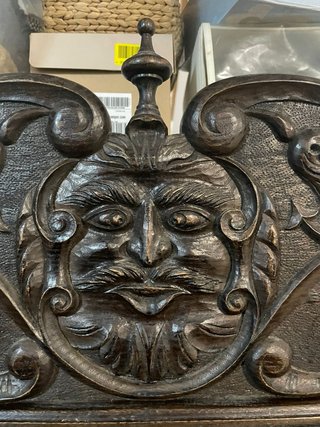 Sofá antiguo de madera tallada estilo renacentista
