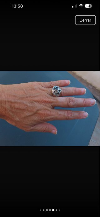 Impresionante anillo de plata de diseño engastado