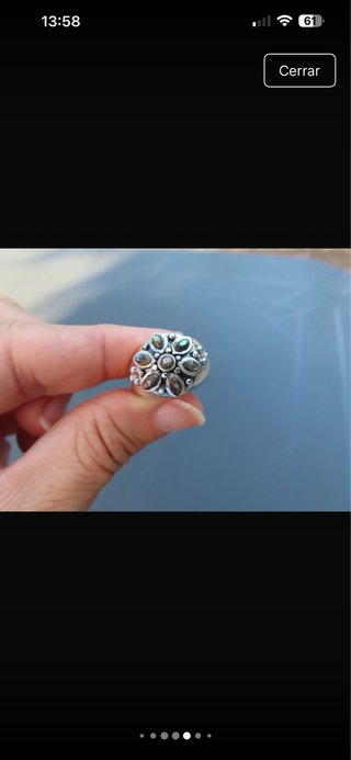 Impresionante anillo de plata de diseño engastado