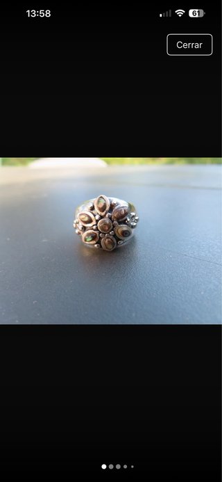 Impresionante anillo de plata de diseño engastado