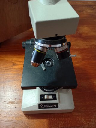 Microscopio vintage SELOPT, fabricado en Corea.