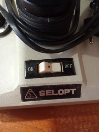 Microscopio vintage SELOPT, fabricado en Corea.