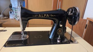 Mueble con maquina de coser Alfa