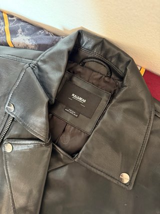 Chaqueta de cuero Pull&Bear negra
