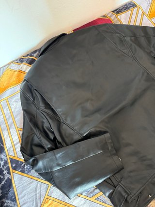 Chaqueta de cuero Pull&Bear negra