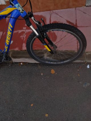 Bicicleta MTB azul y amarilla