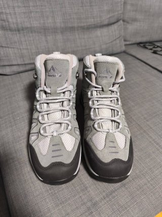 Botas de senderismo grises y blancas