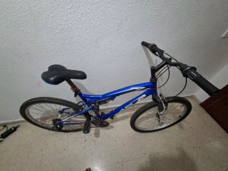 Bicicleta de montaña azul y blanca
