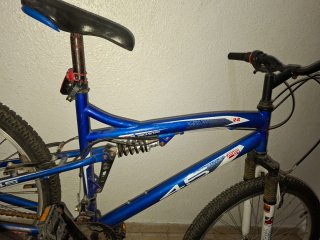 Bicicleta de montaña azul y blanca