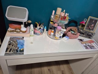 Tocador blanco lacado con silla azul