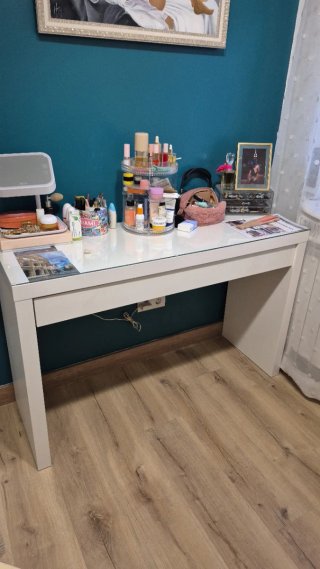 Tocador blanco lacado con silla azul