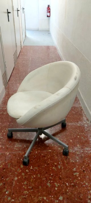 Sillón de oficina giratorio blanco