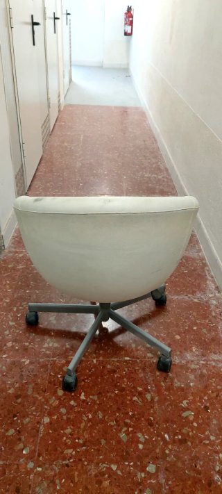 Sillón de oficina giratorio blanco