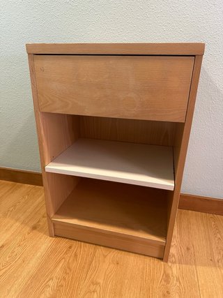 Mesita de noche de madera de haya vaporizada.