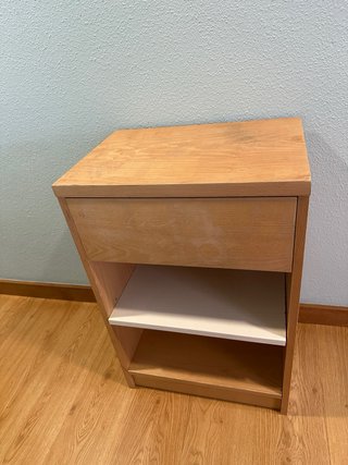 Mesita de noche de madera de haya vaporizada.