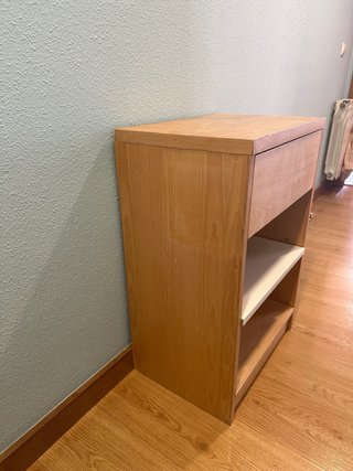Mesita de noche de madera de haya vaporizada.
