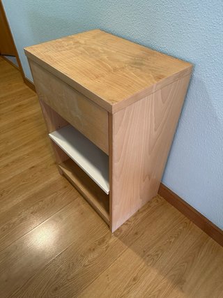 Mesita de noche de madera de haya vaporizada.