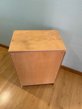 Mesita de noche de madera de haya vaporizada.
