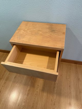 Mesita de noche de madera de haya vaporizada.