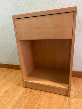 Mesita de noche de madera de haya vaporizada.