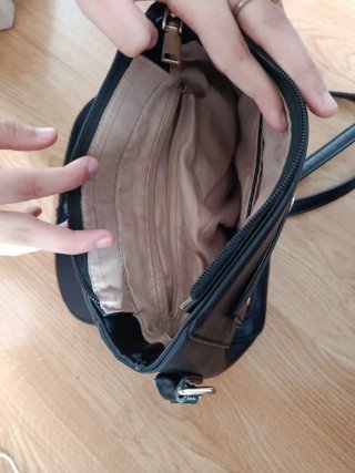 Bolso negro con tachuelas y flecos