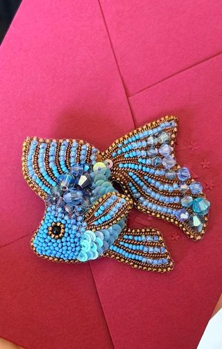 Broche artesanal pez azul cuentas de Japón