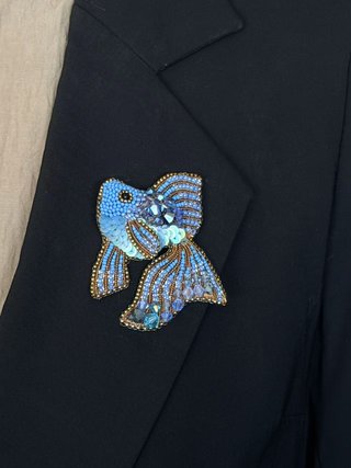 Broche artesanal pez azul cuentas de Japón