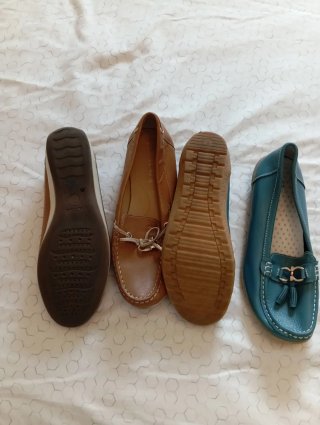 Zapatos mocasines marrones y azul turquesa