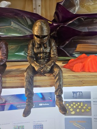Figura Piloto sentado F1 3D