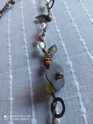 Collar artesanal con flores y cuentas