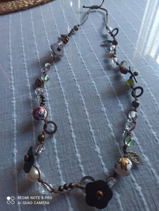 Collar artesanal con flores y cuentas