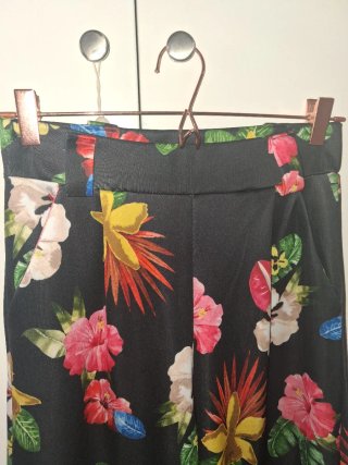 Pantalón negro estampado floral