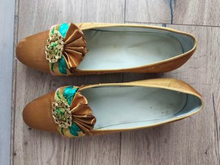 Falda Brocado Oro, Manteleta y Zapatos 40.
