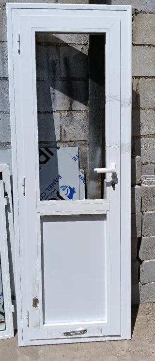 Puerta aluminio blanca sin cristal