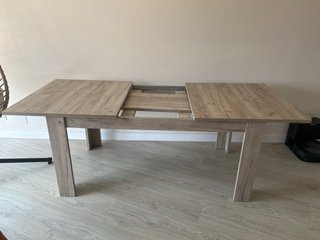 Mesa extensible salón madera vetada