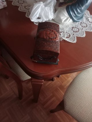 Caja de cuero con relieve de hombre