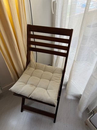 Silla de madera con cojín beige