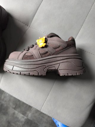 Zapatos plataforma marrones con charms